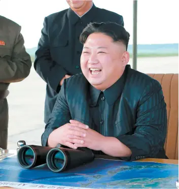  ??  ?? Le dirigeant nord-coréen Kim Jong-un lors d’un test de missile en septembre dernier.