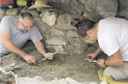  ?? Fotos: Rathaus ?? Gräberfund in Los Molinillos, ein Mosaik aus der Villa und der kleine Dionysos aus Mamor.