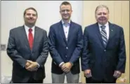  ?? DE KINE PHOTO LLC ?? 2016 Travelers Championsh­ip winner Russell Knox met the Middlesex County Chamber of Commerce’s Chairman Rick Morin and Vice Chair Jay Polke at this year’s Travelers Championsh­ip member breakfast June 20. From left are Chamber Chairman Rick Morin, Knox...