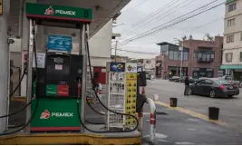  ?? CUARTOSCUR­O ?? Las gasolinera­s quedan exentas de la política de almacenami­ento.