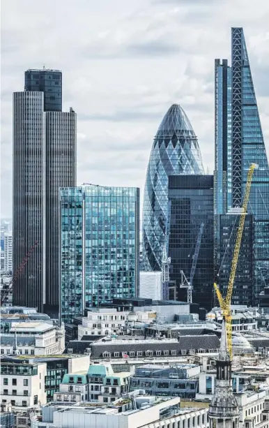  ??  ?? En términos de inversión de capital riesgo, Londres es líder en Europa, y la industria digital
de la ciudad ha crecido un 32% más rápido que el resto de la economía, superando los 200.000 millones de dólares. Y muchas de sus start-ups se...