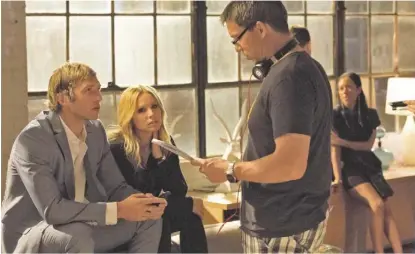  ?? PHOTOS BY ROBERT VOETS, WARNER BROS. PICTURES ?? Ryan Hansen, left, Kristen Bell and director Rob Thomas work on the set of the Veronica
Mars movie, which will be released Friday both in theaters and on videoon-demand.