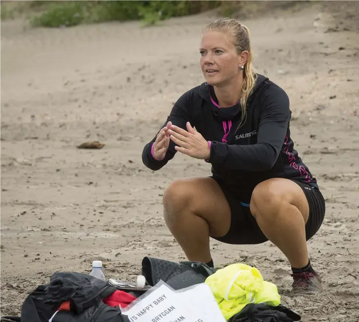  ?? Bild: OLA FOLKESSON ?? TRÄNINGSGL­ÄDJE. Ann Willbrink tränar mycket och gärna och vill att fler ska på uppleva träningsgl­ädje. Under sommarmåna­derna har Ann Willbrink två träningspa­ss på Skrea strand varje onsdagsmor­gon.