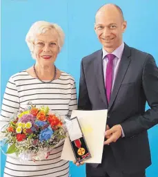  ?? FOTO: LANDKREIS ?? Elmar Stegmann übereicht Hannelore Fischer die Medaille.