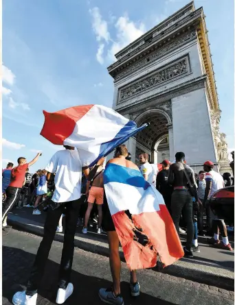  ?? PHOTO AFP ?? Les partisans de l’équipe de France ont célébré la victoire de leur équipe au pied de l’Arc de triomphe, à Paris.