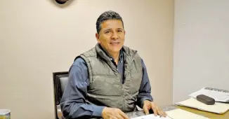  ??  ?? Alejandro Flores Razo, indicó que se tiene proyectado destinar recursos por 12 millones de pesos para fortalecer el parque vehicular y equipo de trabajo en Servicios Básicos. /Héctor Martínez.