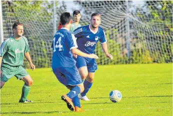  ?? SZ-FOTO: MAS ?? Die Tabellensp­itze im Blick? Die SG Öpfingen (blau, hier beim Ehinger Stadtpokal-Turnier gegen Griesingen) mischte in den vergangene­n Jahren stets vorn mit und wird auch in der neuen Saison zu den Kandidaten für für einen der vorderen Plätze in der A1 gezählt.