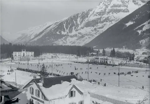  ?? ?? Le parc olympique s’étend sur 36 000 mètres carrés avec patinoires, départ des pistes de ski de fond et de l’épreuve de ski militaire, tribune officielle et tribunes du public.