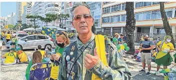 ?? ?? Gilmar Garcia nimmt an einer Demonstrat­ion für Bolsonaro teil und sieht in seinem Land eine Diktatur der Richter, die dem Präsidente­n das Leben schwermach­en.