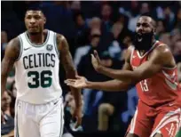  ?? AP ?? James Harden, de los Rockets, a la derecha, protesta luego de ser penalizado con una falta ofensiva contra Marcus Smart, de los Celtics, en el partido del pasado jueves en el baloncesto de la NBA.