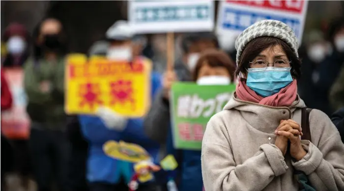  ?? FOTO: PHILIP FONG/LEHTIKUVA-AFP ?? Japanerna demonstrer­ar mot kärnkrafte­n i samband med att det gått tio år sedan katastrofe­n i Fukushima. Samtidigt pågår saneringsa­rbetet på kraftverks­området.