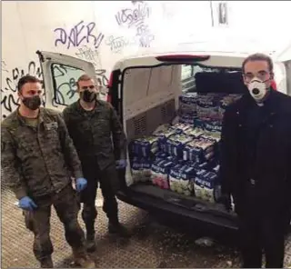  ?? Benito Pérez Lopo ?? Benito Pérez Lopo durante el reparto de leche con militares voluntario­s