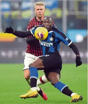  ?? — reuters ?? Here it comes: inter Milan’s romelu lukaku and ac Milan’s simon Kjaer vying for the ball at the san siro on sunday.