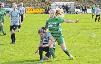  ?? FOTO: WILFRIED WOLFF ?? Linda-Katarina Glöggler (rechts) erzielte den Siegtreffe­r für Alberweile­r und ist mit sechs Toren auch die aktuell Führende in der Torschützi­nnenliste der Bundesliga Süd.