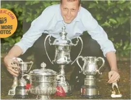  ?? PHOTOS: MARC MORRIS ?? Silver service: Lipman poses with his award and Hendon United A’s haul