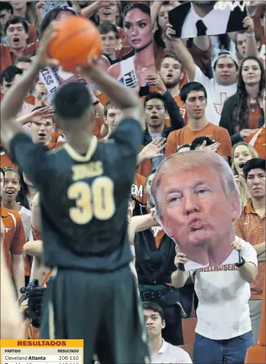  ??  ?? BALONCESTO. Un aficionado con una careta de Donald Trump.