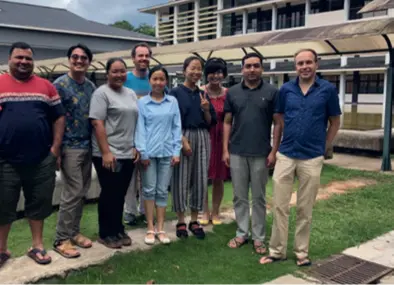  ?? ?? Members of the multinatio­nal research group headed by Kyle Warwick Tomlinson (first right) at Xishuangba­nna Tropical Botanical Garden