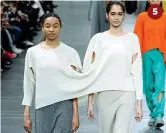  ??  ?? 1 Balenciaga disegnato da Demna Gvasalia
2 Comme des Garçons
3 Altuzarra
4 L’arca di Noè di Thom Browne approda in un bosco innevato 5 Il messaggio di Issey Miyake: un solo abito ad unire i ragazzi di tutto il mondo 5