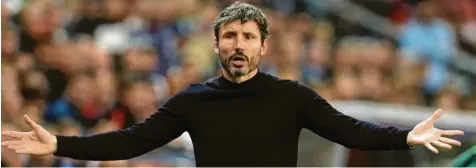  ?? Foto: Witters ?? Mark van Bommel machte Kleinigkei­ten dafür verantwort­lich, dass seine Mannschaft in den vergangene­n Wochen kein Spiel mehr gewinnen konnte. Die Vereinsfüh­rung war nun der Meinung, dass es einem anderen Trainer eher gelingt, an diesen Kleinigkei­ten zu arbeiten.