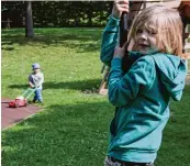  ??  ?? Auf dem Spielplatz tummeln sich Kinder verschiede­nsten Al ters.