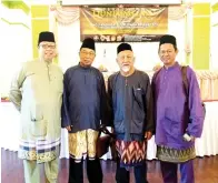  ??  ?? OTHMAN Mahali ( dua kiri), Haji Suili (dua kanan) dan Tawil (kanan) bersama Haji Husin Setiausaha Asterawani.