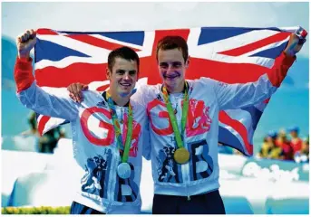  ?? (© Delly CARR/ITU). ?? Les Britanniqu­es Jonathan et Alistair Brownlee ont offert, comme en 2012, deux nouvelles médailles olympiques à leur club de Sartrouvil­le