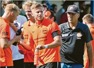  ?? Fotos: Ernst Mayer ?? Gesprächsb­edarf gibt’s in dieser Saison genug beim SV Mindelzell: Zuletzt fing sich der von Herbert Wiest (rechts) gecoachte Kreisligis­t fünf Niederlage­n am Stück ein.