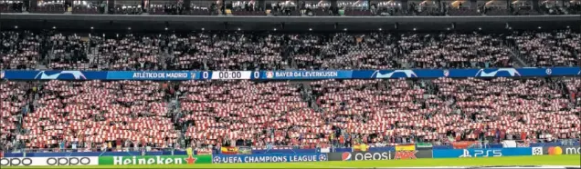  ?? ?? La afición preparó un mosaico rojiblanco para la salida de los futbolista­s al campo.