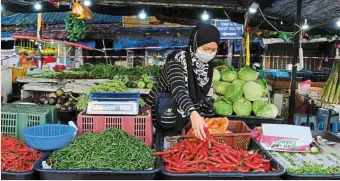  ?? — Bloomberg ?? Good timing:
A worker preparing to sell vegetables at a wet market in Kuala Lumpur. The pre-emptive rate hike by Bank Negara is timed on the strongerth­an-expected economic growth of 5% year-on-year in the first quarter of this year.
