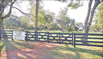  ??  ?? Entrada a la estancia Isla Alta, en Ybycuí, una de las más de 150 propiedade­s de Messer.