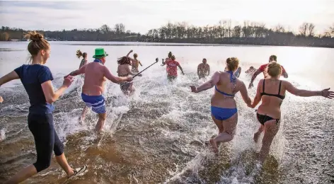  ?? FOTO: ZOLTAN LESKOVAR ?? Der Masurensee war teilweise zugefroren – trotzdem trauten sich am Samstag 20 Teilnehmer in die eisigen Fluten.