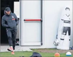  ??  ?? Simeone golpea el balón durante un entrenamie­nto en el Cerro.