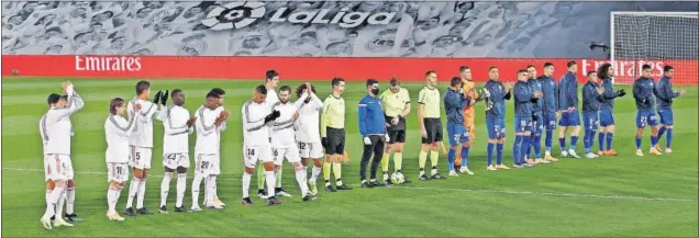  ??  ?? Los jugadores del Madrid y del Getafe, junto al trío arbitral, saludan desde el centro del campo del Di Stéfano antes de empezar el encuentro.