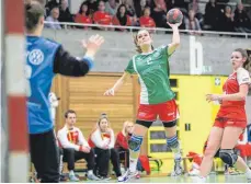  ?? ARCHIVFOTO: SIEDLER ?? Angelika Titze (am Ball) und die SG Hofen/Hüttlingen empfangen am Sonntag in der Talsportha­lle Heiningen im Pokal.