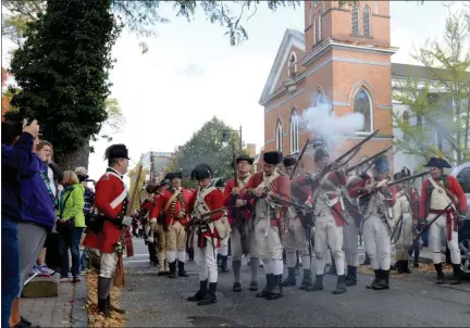  ?? TANIA BARRICKLO — DAILY FREEMAN FILE ?? Re-enactors dressed as British troops participat­e in the “Burning of Kingston” in October 2015.