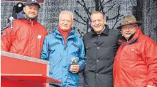  ?? FOTO: CG ?? Sie sprachen am ersten Mai auf der Kundgebung des DGB (von links): Edmond Jäger, Thomas Maile und Roman Zitzelsber­ger. Mit auf dem Foto ist auch der Tuttlinger DGB-Regionssek­retär Hans-Peter Menger.