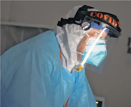  ?? REUTERS ?? Dr. Joseph Varon checks on a patient as medical profession­als treat people infected with COVID-19 at United Memorial Medical Center in Houston, Texas, in November 2020.