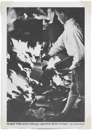  ?? Bild: SN/STADTARCHI­V ?? SN: Auf dem Bild der Salzburger Bücherverb­rennung wirft ein Bub Bücher ins Feuer. Warum ein Jugendlich­er?
Im April 1938 warfen Salzburger Jugendlich­e Bücher ins Feuer.