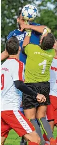  ?? Foto: Karl Aumiller ?? Voller Einsatz: Schretzhei­ms Fabian Rechthaler (blaues Trikot) muss auch im Derby beim SV Aislingen dahin gehen, „wo es weh tut“.