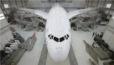  ?? Foto: Reuters ?? A380 v hangáru Vedle letounu by mohla stát osmipatrov­á budova. Na výšku by se A380 rovnala.