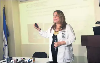  ??  ?? TRABAJO. La labor de la directora forense Julissa Villanueva es reconocida internacio­nalmente.