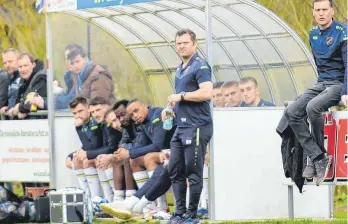  ?? ARCHIV-FOTO: SCHERWINSK­I ?? Für Trainer Michael Bochtler und die Auswechsel­bank des SSV Ehingen-Süd gab es gegen Calcio Leinfelden-Echterding­en am Sonntag wenig Erbauliche­s zu sehen.