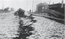  ?? American Stock Archive / Getty Images 1906 ?? Cobbleston­es near Lombard Street were ruptured by the 1906 earthquake. A similar temblor would devastate the waterfront.