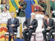  ??  ?? ► Mauricio Macri, Sebastián Piñera y el mexicano Enrique Peña Nieto durante la ceremonia.