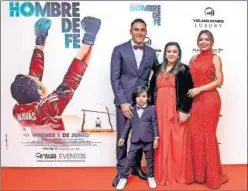  ??  ?? EN EL PLAZA NORTE 2. Keylor, ayer con su familia en su ‘premiere’.