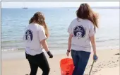  ?? PICTURE: SALLI O’NEIL/AFRICAN NEWS AGENCY (ANA) ?? Shelby O’Neil and a friend clean a beach in Monterrey, US.