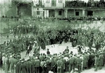  ??  ?? FRANCO PIERDE. A pesar de un inicio que favoreció a las tropas nacionales, la batalla de Guadalajar­a acabó siendo una victoria parcial del Ejército republican­o, una victoria que inyectó moral a sus soldados. En la foto de abajo, celebració­n del triunfo...