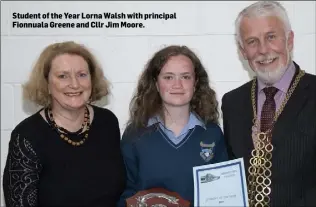  ??  ?? Student of the Year Lorna Walsh with principal Fionnuala Greene and Cllr Jim Moore.