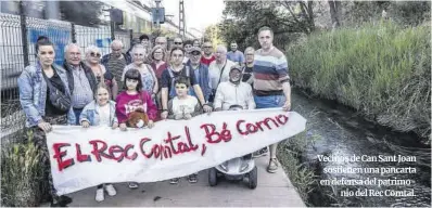  ?? Àngel García ?? Vecinos de Can Sant Joan sostienen una pancarta en defensa del patrimonio del Rec Comtal.