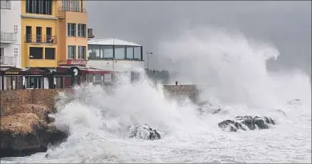  ?? PERE DURAN ?? L’Escala fue una de las poblacione­s más afectadas por el viento y la lluvia